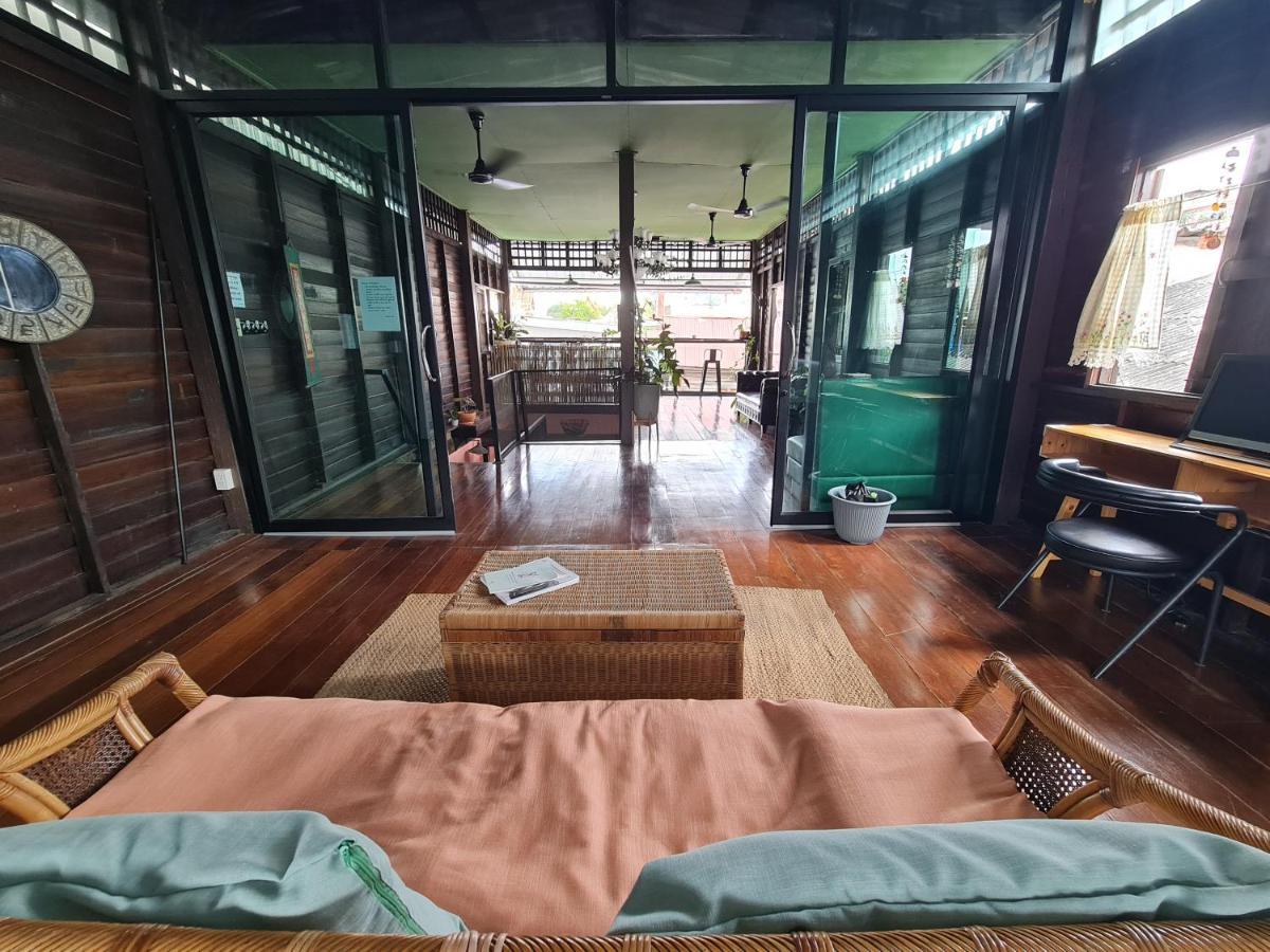 Non House Bangkok บ้านนอนโฮสเทล Екстер'єр фото